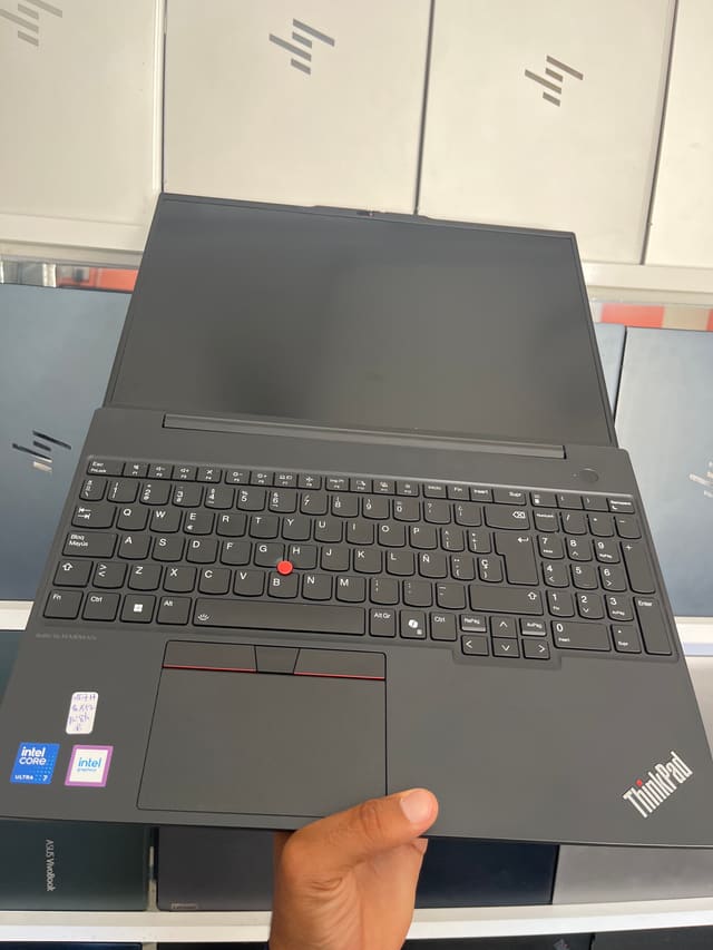 LENOVO ThinkPad E16 Gen 2 - Intel Core Ultra 7 155H - 16GB - 512 - 16"