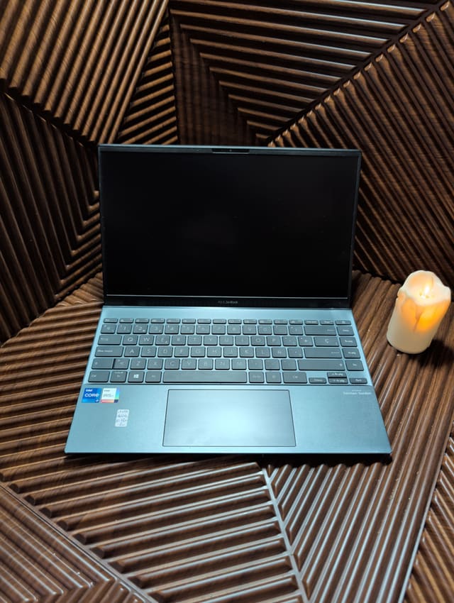 ASUS ZenBook UX425EA, صورة حقيقية