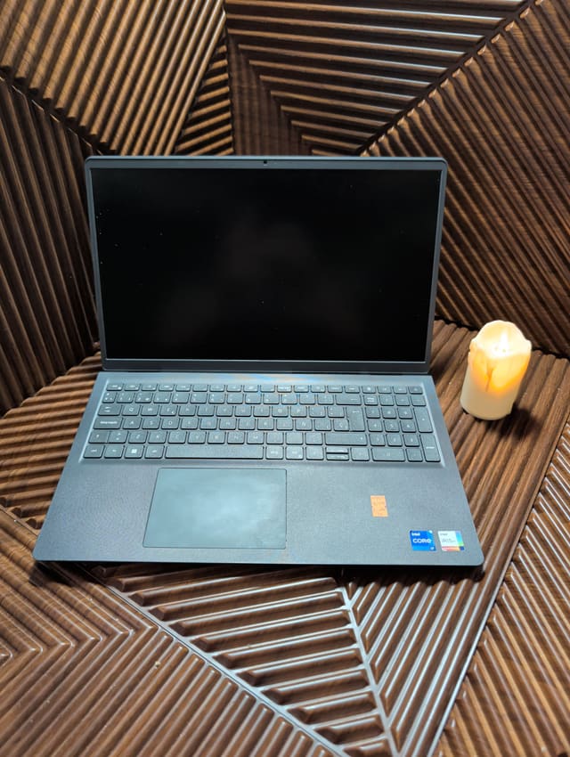 Dell Vostro 3520, صورة حقيقية