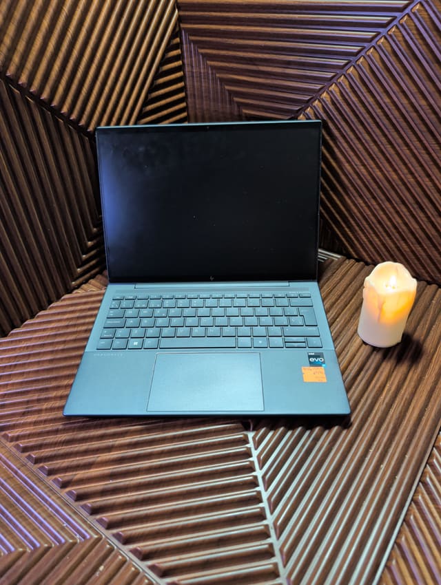HP Dragonfly 13 G4, صورة حقيقية