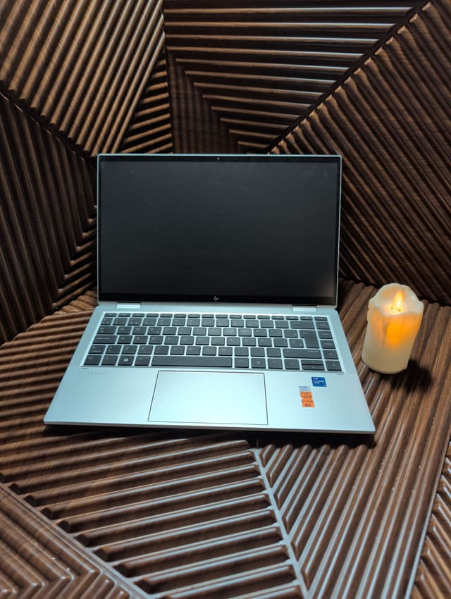 HP EliteBook x360 1040 G8, صورة حقيقية