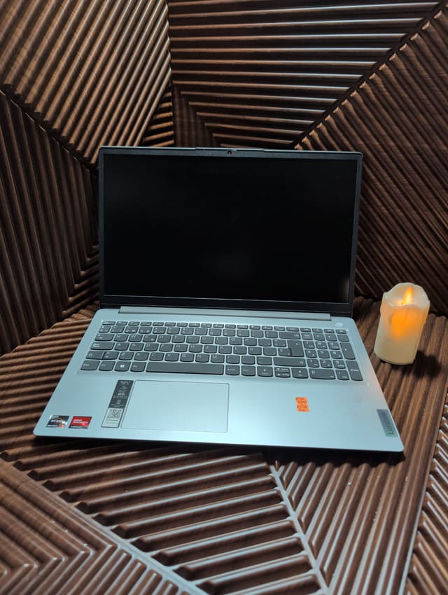 Lenovo IdeaPad 1 15ALC7, صورة حقيقية