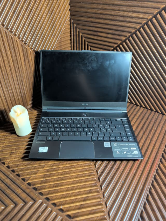 MSI Modern 14 A10RB, صورة حقيقية